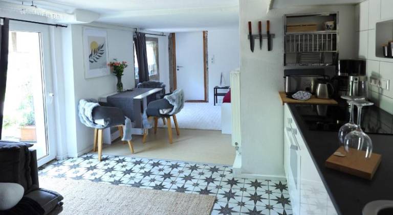 Ferieninrosengarten 1 Zi Appartement 190 cm Deckenhohe ODER große 4 Zi DG WHG — photo 3