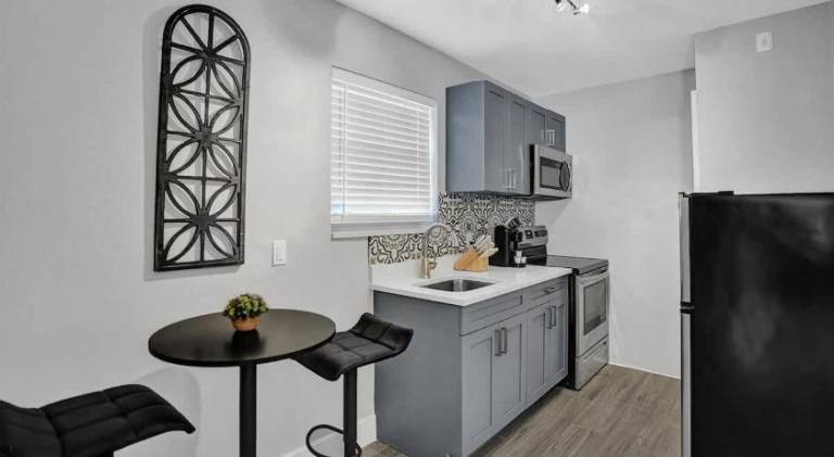 Lovely rental apartment with pool | Pet-friendly in Melrose