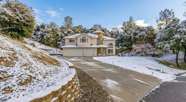 Villa with hot tub in Oakhurst, CA