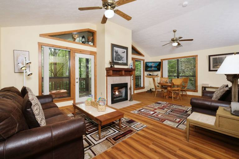 Cabin with patio & BBQ | Mountain view — photo 3