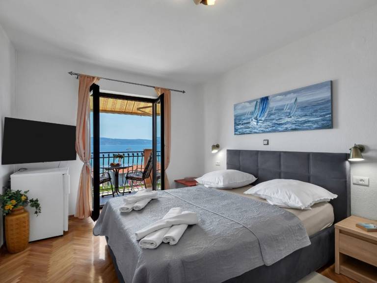 Dedicated room with barbecue, garden & terrace in Omis