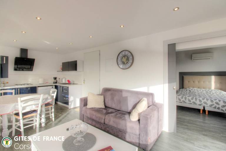 Fully equipped gite with yard, BBQ & patio | Sea view | Dogs allowed — photo 4