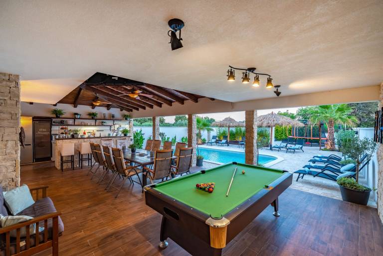 Family-friendly nice villa with barbeque, yard & private pool | Pets are welcome — photo 4