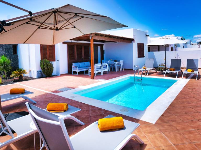 House with barbecue, private pool & garden — photo 2