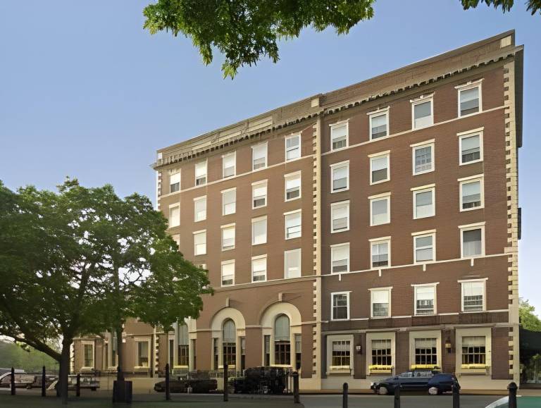 Hawthorne Hotel in Sale