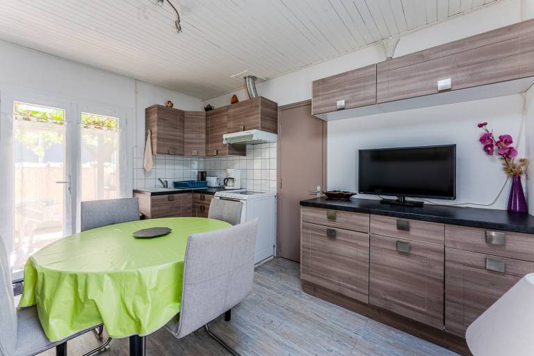 Vacation home with BBQ & patio — photo 5