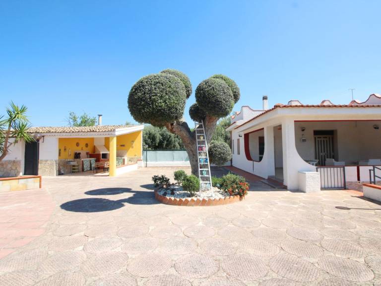 Fully equipped charming house with terrace, yard & BBQ | Pets are welcome — photo 2