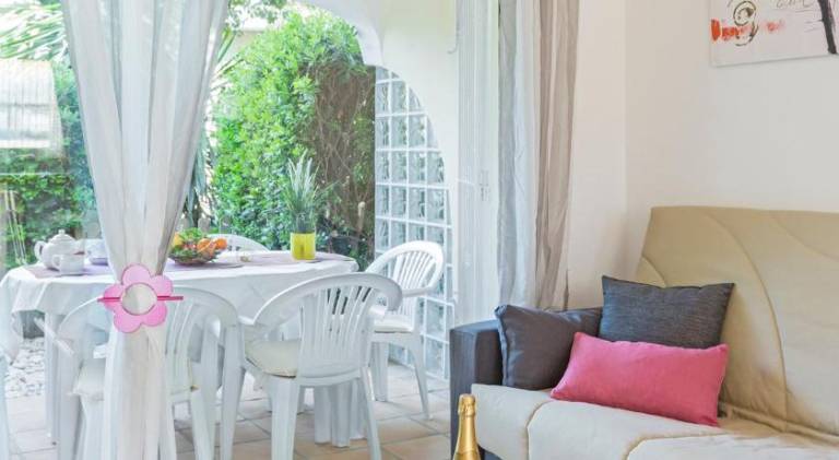 Holiday apartment with terrace, yard & pool — photo 2
