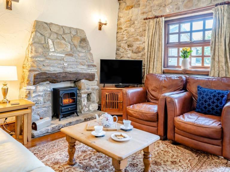 Beautiful cottage with hot tub & yard | Dogs allowed — photo 5