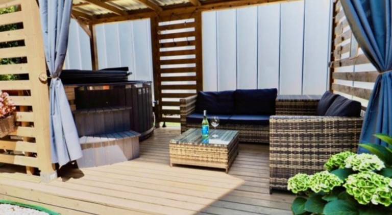 House with jacuzzi, yard & patio — photo 4