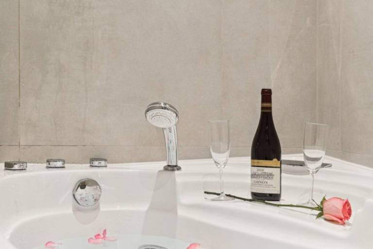 Lavie Maison: AC Hot Tub Close Arc de Tromphe — photo 4