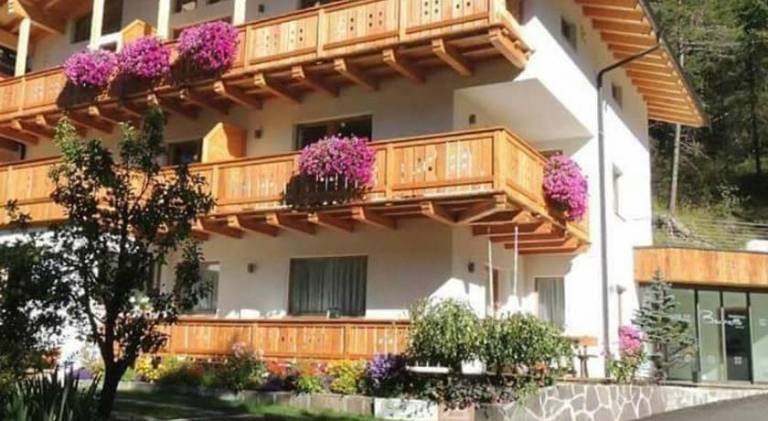 Nice serviced apartment with patio & garden | Dogs allowed in Santa Cristina Val Gardena