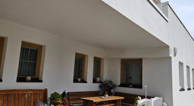 Rental apartment with patio — photo 4