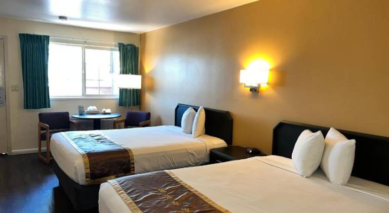 Econo Lodge Inn & Suites — photo 2