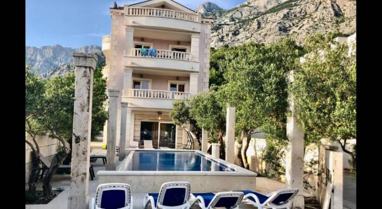 Big holiday apartment with BBQ, private pool & patio | Dogs allowed — photo 3