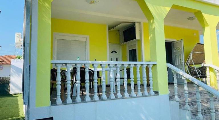 Villa with patio & yard — photo 4