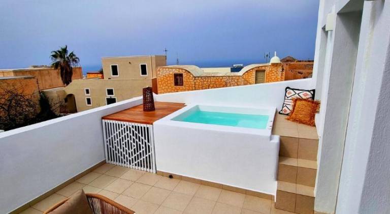 Pleasant vacation home with patio & jacuzzi | Perfect for remote work | Pet-friendly in Santorini