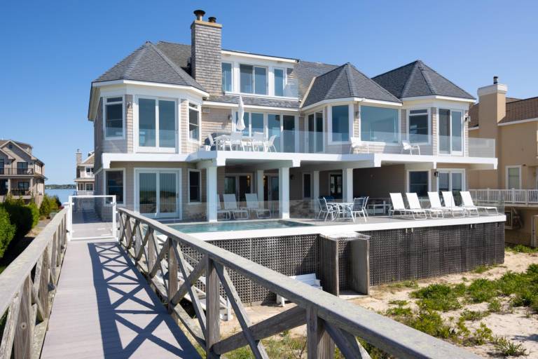 Spectacular 8 BR Oceanfront Hamptons Beach House — photo 4