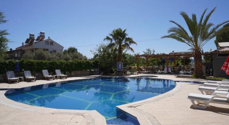 Serviced apartment with pool & yard | Pet-friendly — photo 2