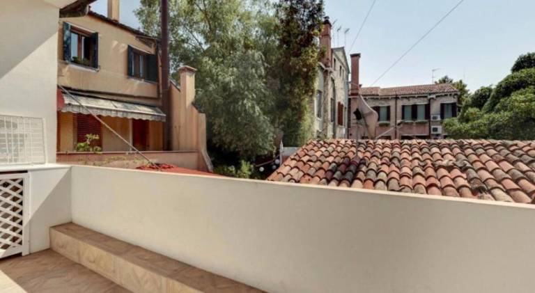 Apartment with terrace & jacuzzi | Close to Rialto Bridge | Suitable for remote work | Pets are welcome in Venice
