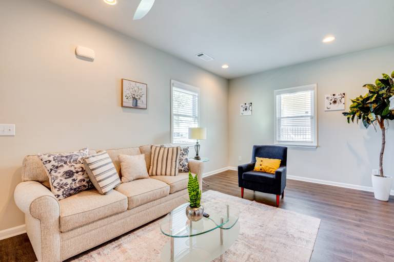 3 Mi to Downtown Atlanta Bright & Modern Home