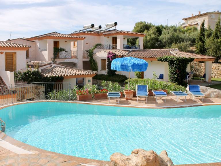 Family-oriented holiday apartment with grill, yard & pool | Pet-friendly — photo 2