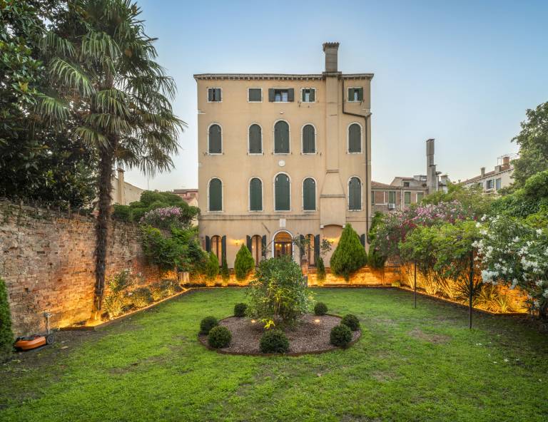 Fully equipped rental apartment with garden | Next to Santa Maria della Salute | Pet-friendly in Venice