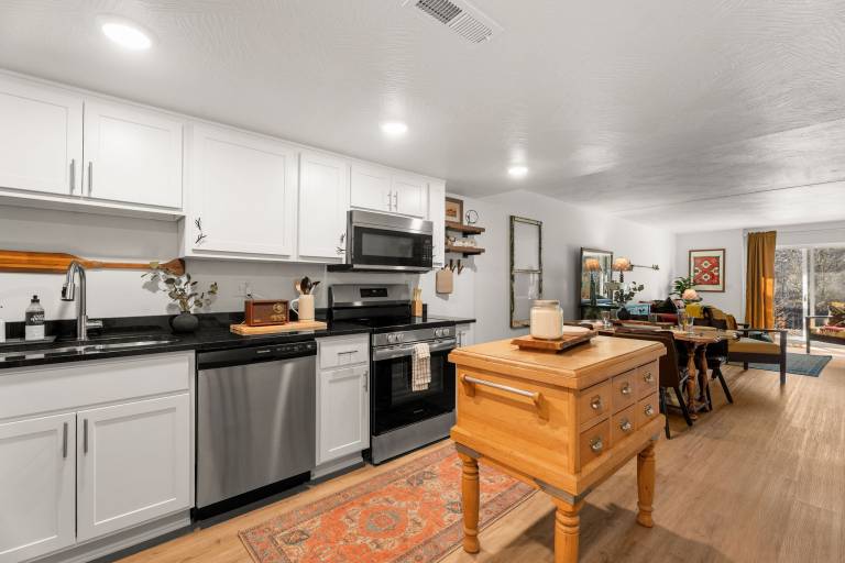 Condo with pool | Pets allowed — photo 3