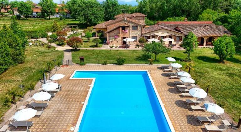 Vacation home with pool, grill & terrace in Castiglione del Lago