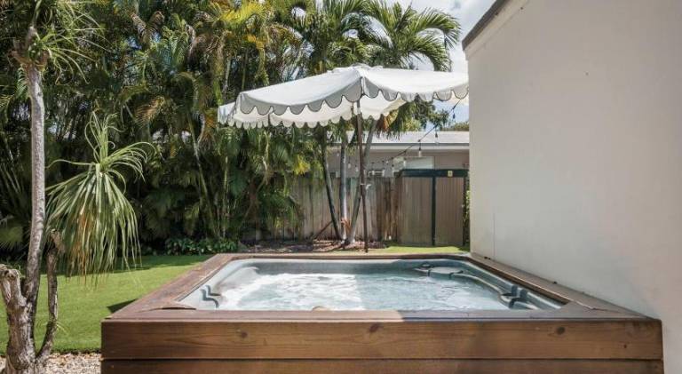 House with jacuzzi — photo 2