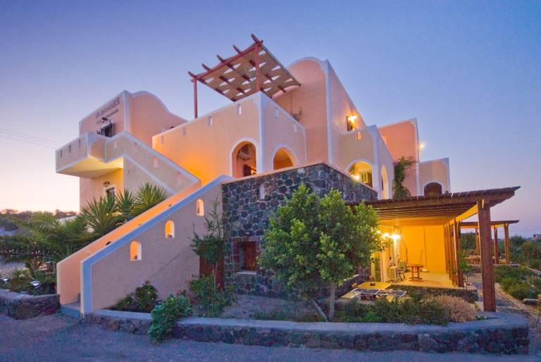 Nice serviced apartment with pool, barbecue & terrace | Pets are welcome in Santorini