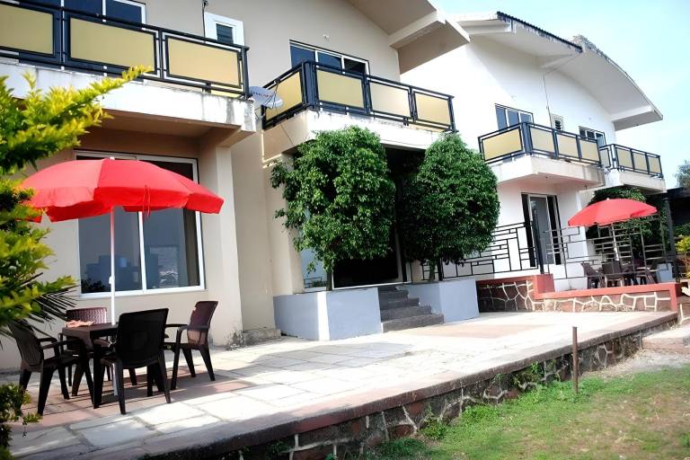 Wonderful villa with yard | Perfect for remote work | Pets allowed in Jaoli