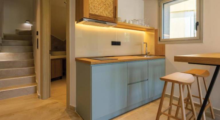 Serviced apartment with yard, pool & terrace — photo 5