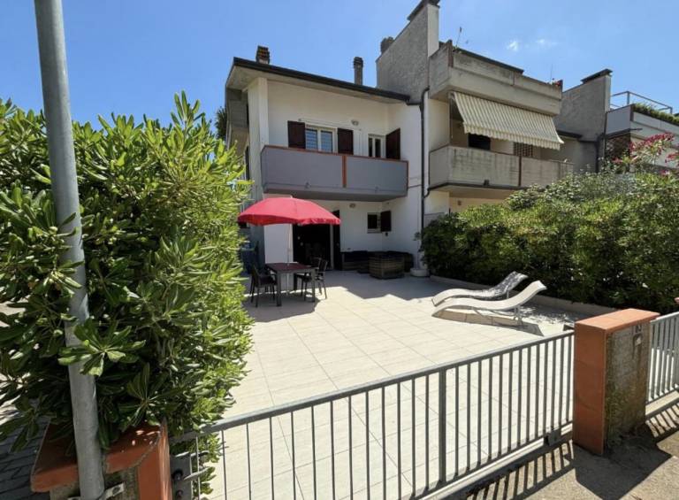 Intera villa su 3 piani a 200m dalla riva