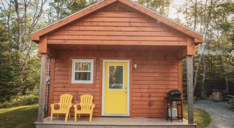 Chalet with jacuzzi | Pets allowed in Halifax, NS