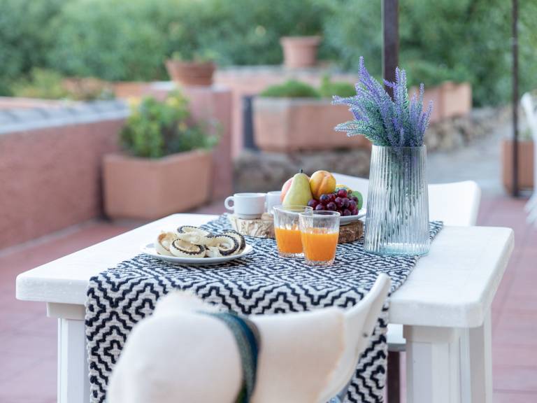 Apartment with pool, patio & yard | Sea view — photo 3