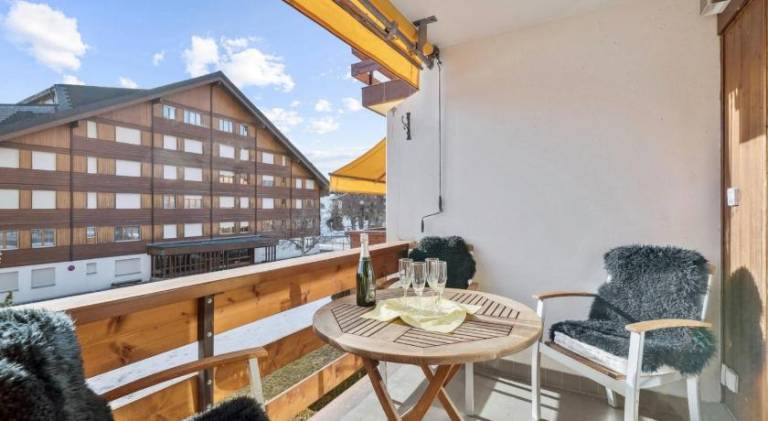 Central flat in Villars sur Ollon, Amethyste, for 4, with two double beds, balcony and 75m to ski-tr in Ollon