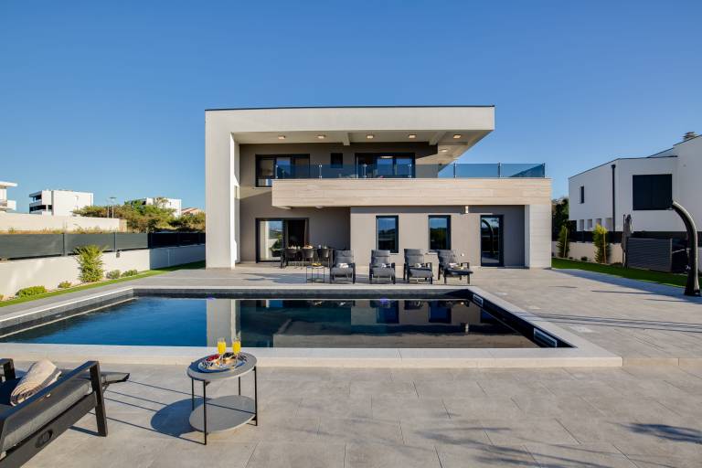 Villa with garden, patio & jacuzzi — photo 2