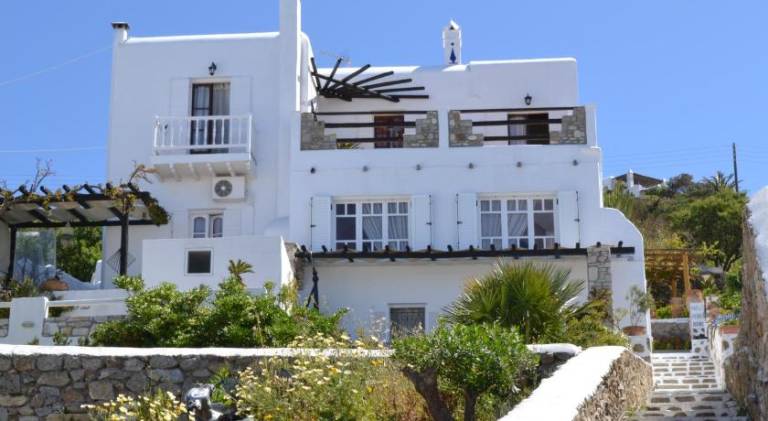 Rental apartment with yard & terrace in Mykonos