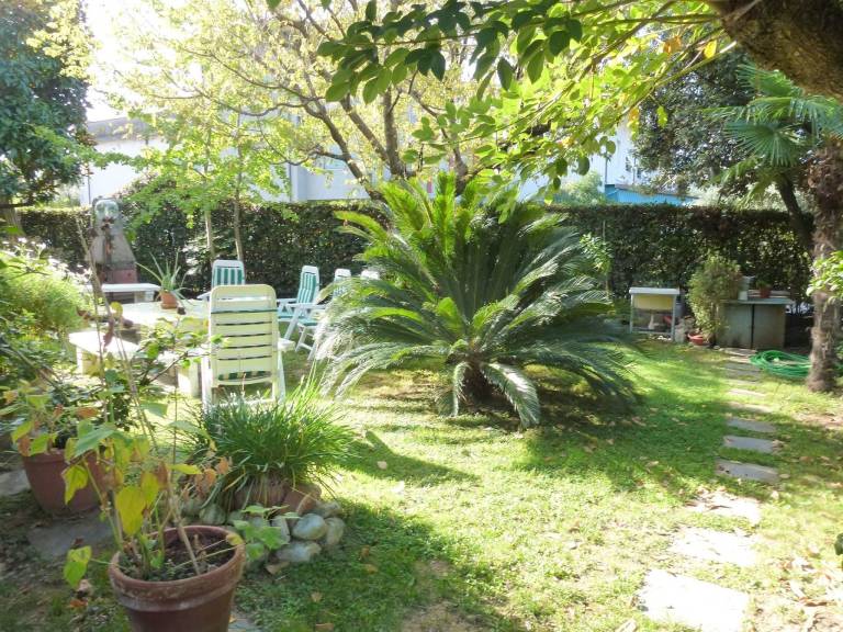Holiday apartment with garden & barbeque — photo 5