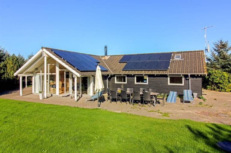 Fully equipped house with sauna, patio & hot tub | Lake view | Pets allowed in Lokken