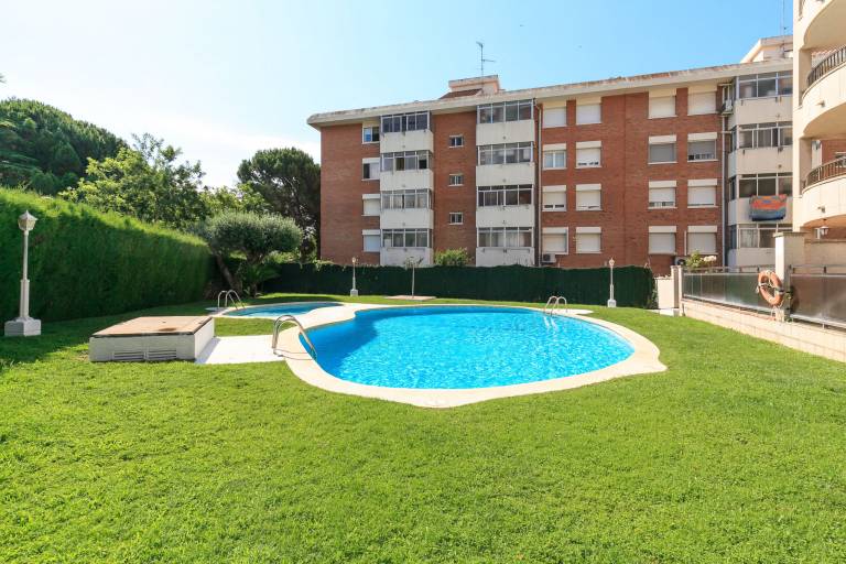 Holiday apartment with yard, pool & terrace — photo 3