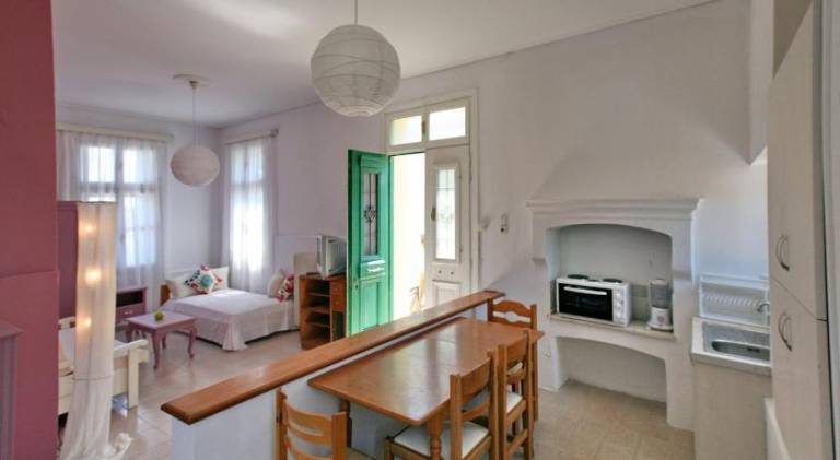 Apartment with patio, garden & barbeque — photo 2