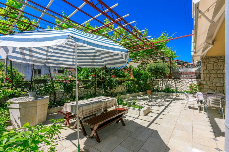 Pleasant rental apartment with garden, barbeque & terrace | Garden view | Next to the beach | Pets allowed in Crikvenica