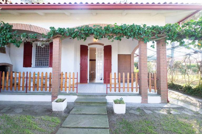 House with garden, terrace & barbecue — photo 2