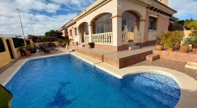 100 m&sup2; Villa