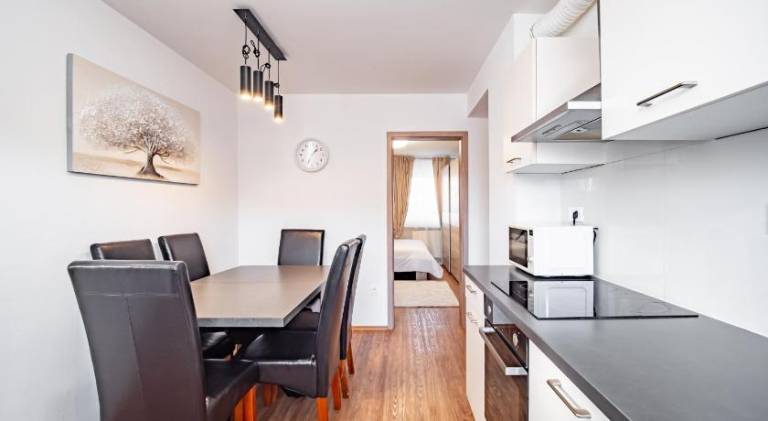 Family-friendly holiday apartment with BBQ, yard & jacuzzi | Perfect for remote work | Pets allowed — photo 2