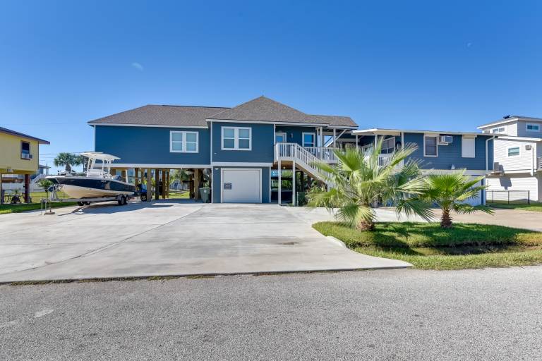 Group-Friendly Hot Tub Haven in Galveston! — photo 3