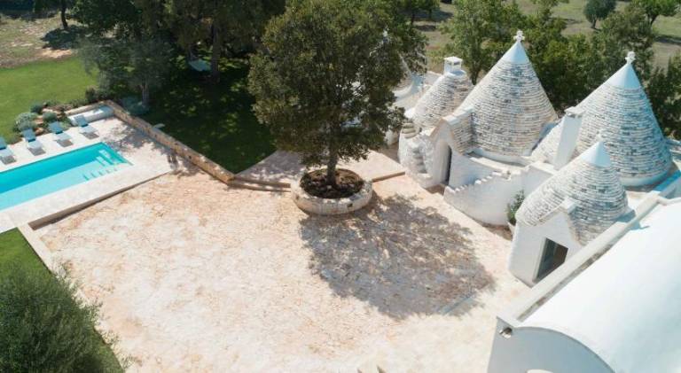 Villa with pool — photo 5