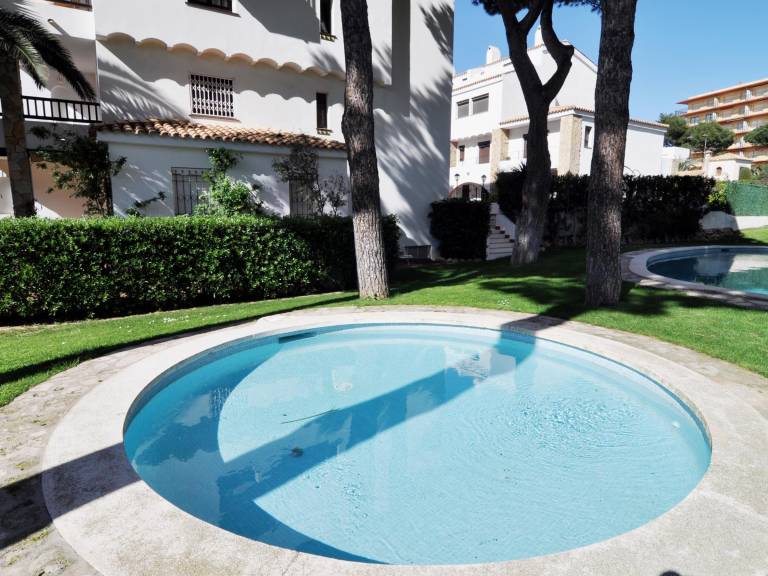 Apartment with garden & pool in L'Escala